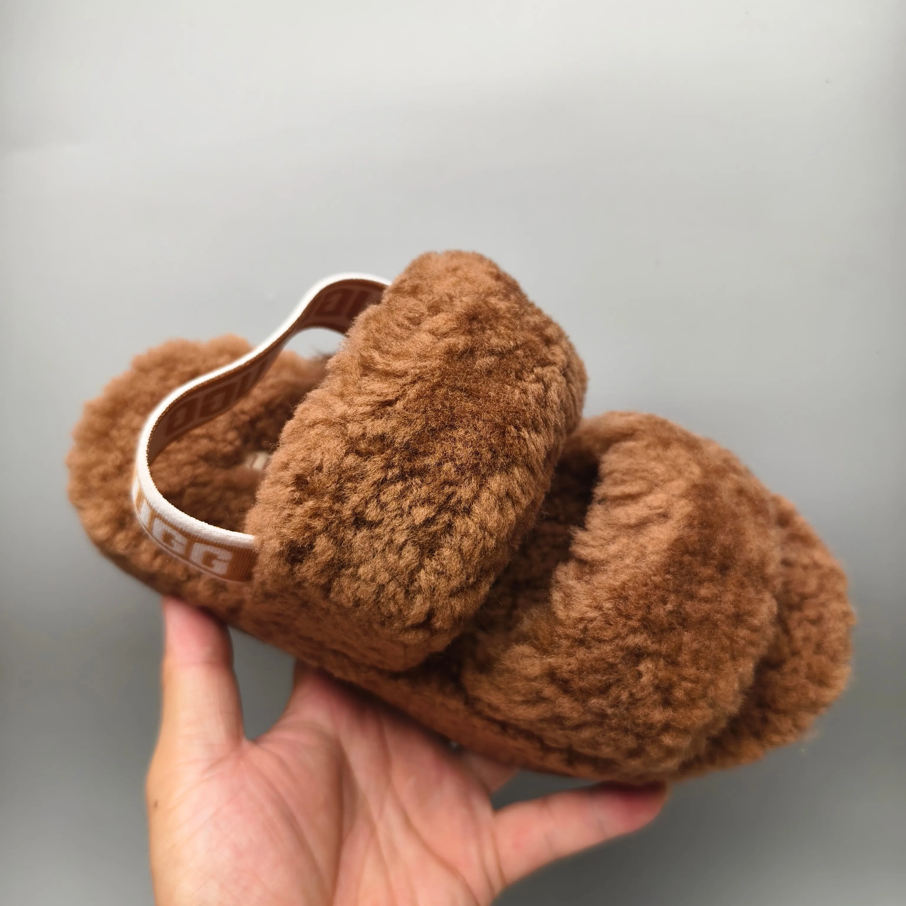 💰440 UGG sheepskin all-in-one snow boots 0876 new autumn and winter style Zhou Dongyu's same style furry slippers Product name: Ovlafita, Longfeng Teddy fur muffin bottom slippers, new at the counter simultaneously It is an upgraded version of the classic oh yeah sandals, the corrugated sheepskin material is used to make it more fashionable and cool, the heel strap is the highlight of the entire design, the muffin bottom visually increases, good news for small sisters, large quantities in stock Code number: 35-41 Color: white, gray, black, pink, army green, maroon